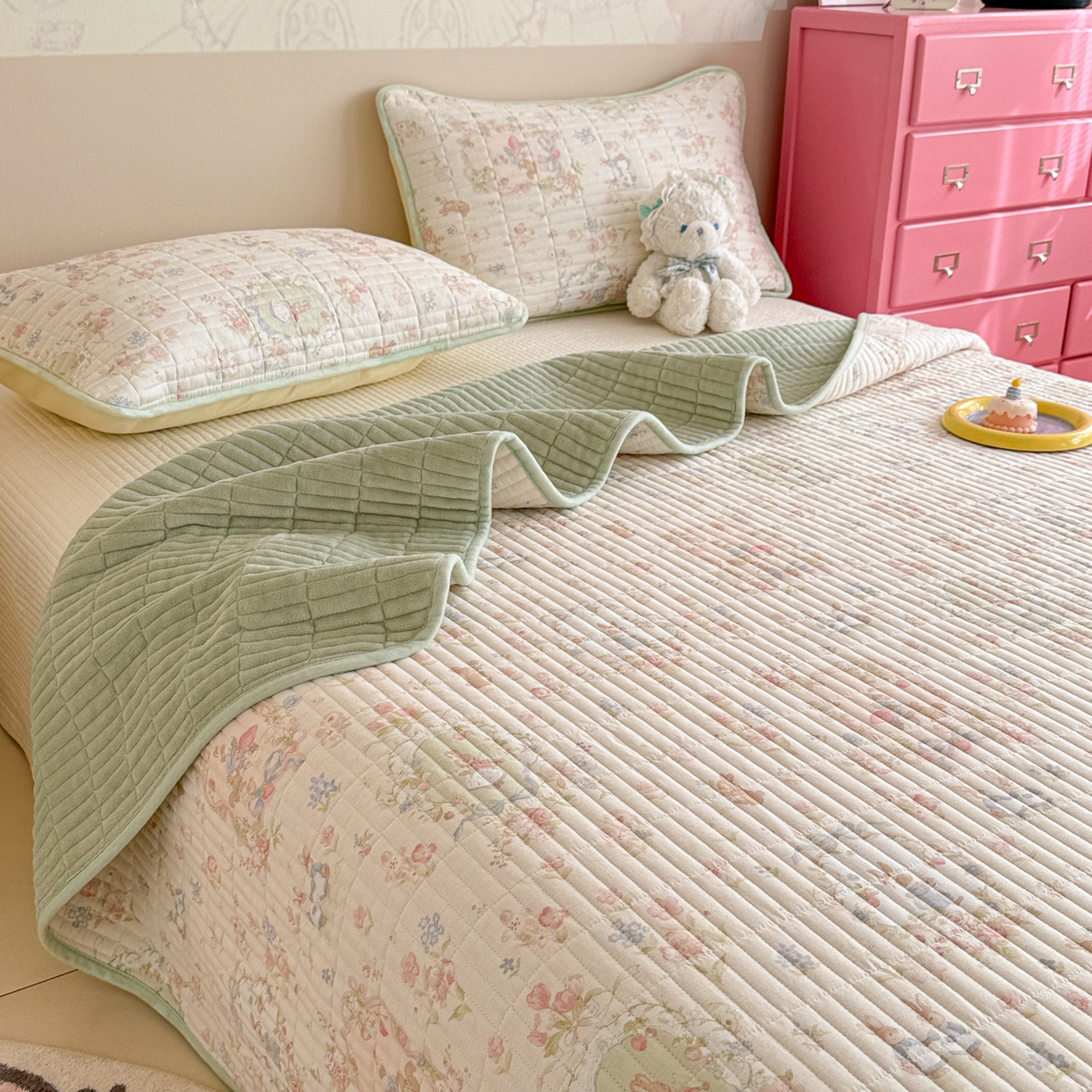 91家纺网 家纺一手货源 找家纺 妮可 2025新款跑量款全棉双层纱绒四季可用床盖系列 花园兔宝