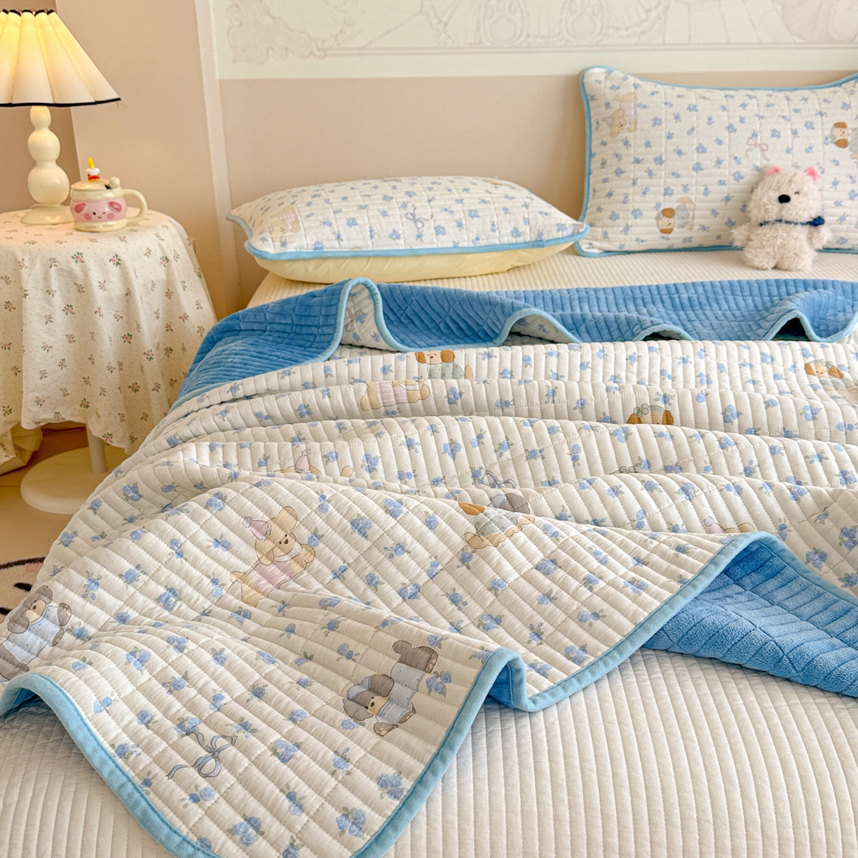 91家纺网 家纺一手货源 找家纺 妮可 2025新款跑量款全棉双层纱绒四季可用床盖系列 蓝汪拾趣