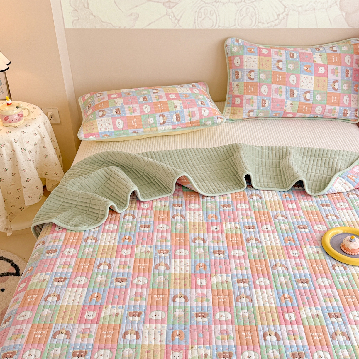 91家纺网 家纺一手货源 找家纺 妮可 2025新款跑量款全棉双层纱绒四季可用床盖系列 元气萌宠