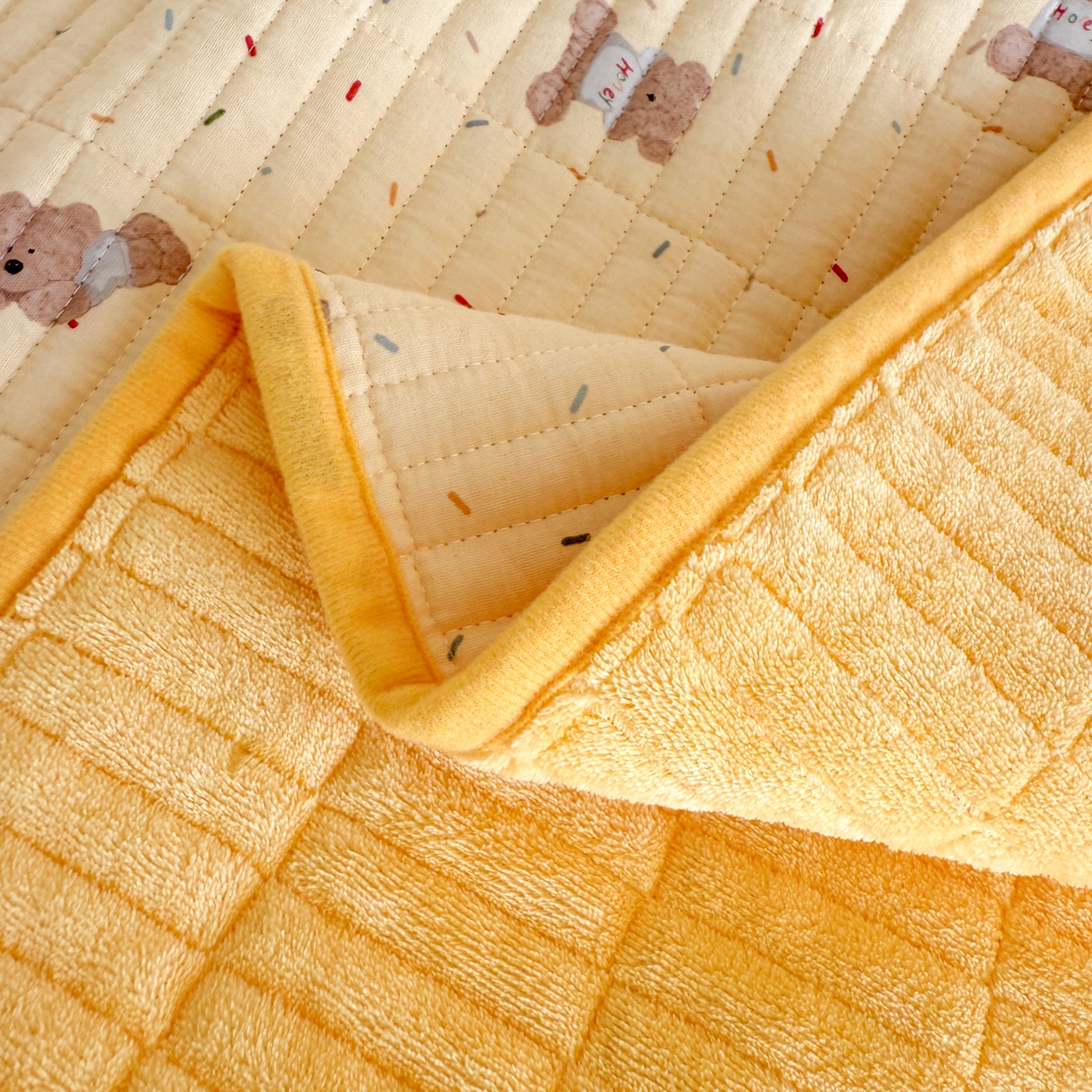 91家纺网 家纺一手货源 找家纺 妮可 2025新款跑量款全棉双层纱绒四季可用床盖系列 暖阳熊仔