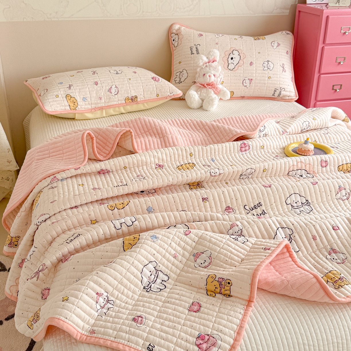 91家纺网 家纺一手货源 找家纺 妮可 2025新款跑量款全棉双层纱绒四季可用床盖系列 甜心乐园