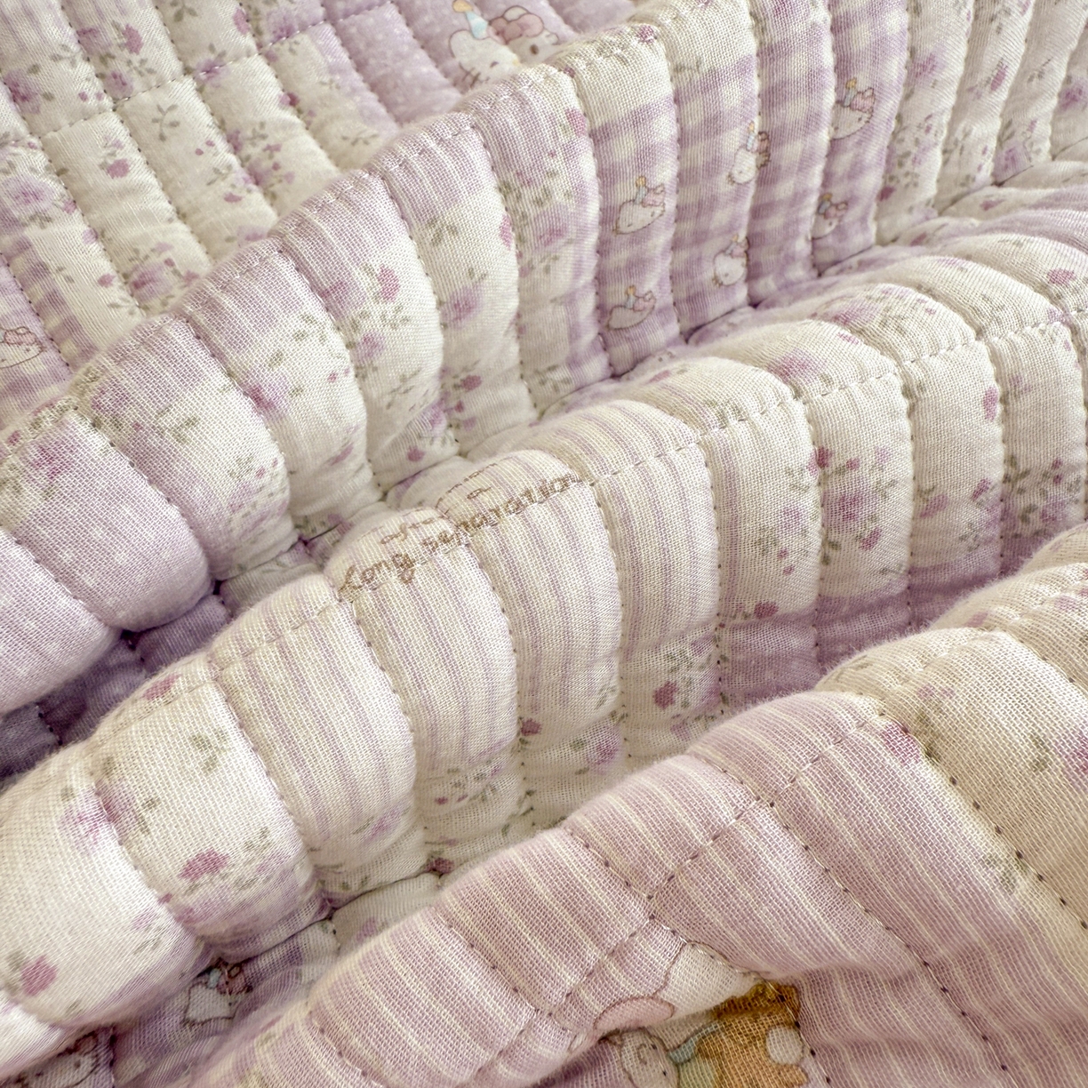 91家纺网 家纺一手货源 找家纺 妮可 2025新款跑量款全棉双层纱绒四季可用床盖系列 芋泥奶霜