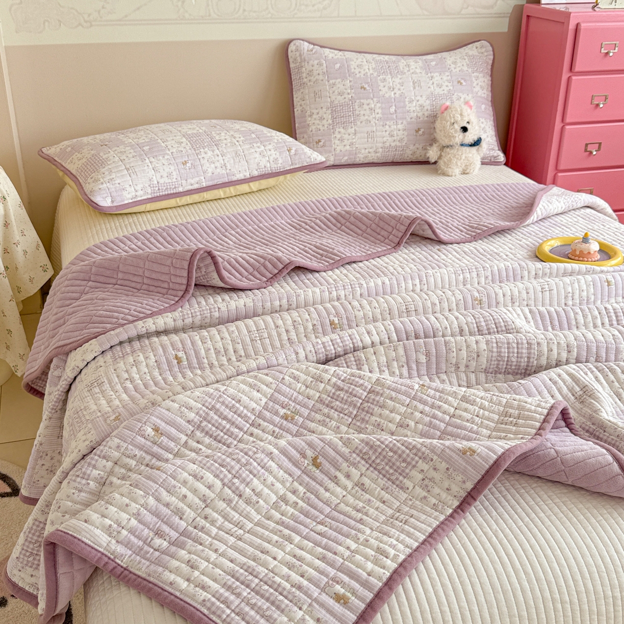 91家纺网 家纺一手货源 找家纺 妮可 2025新款跑量款全棉双层纱绒四季可用床盖系列 芋泥奶霜