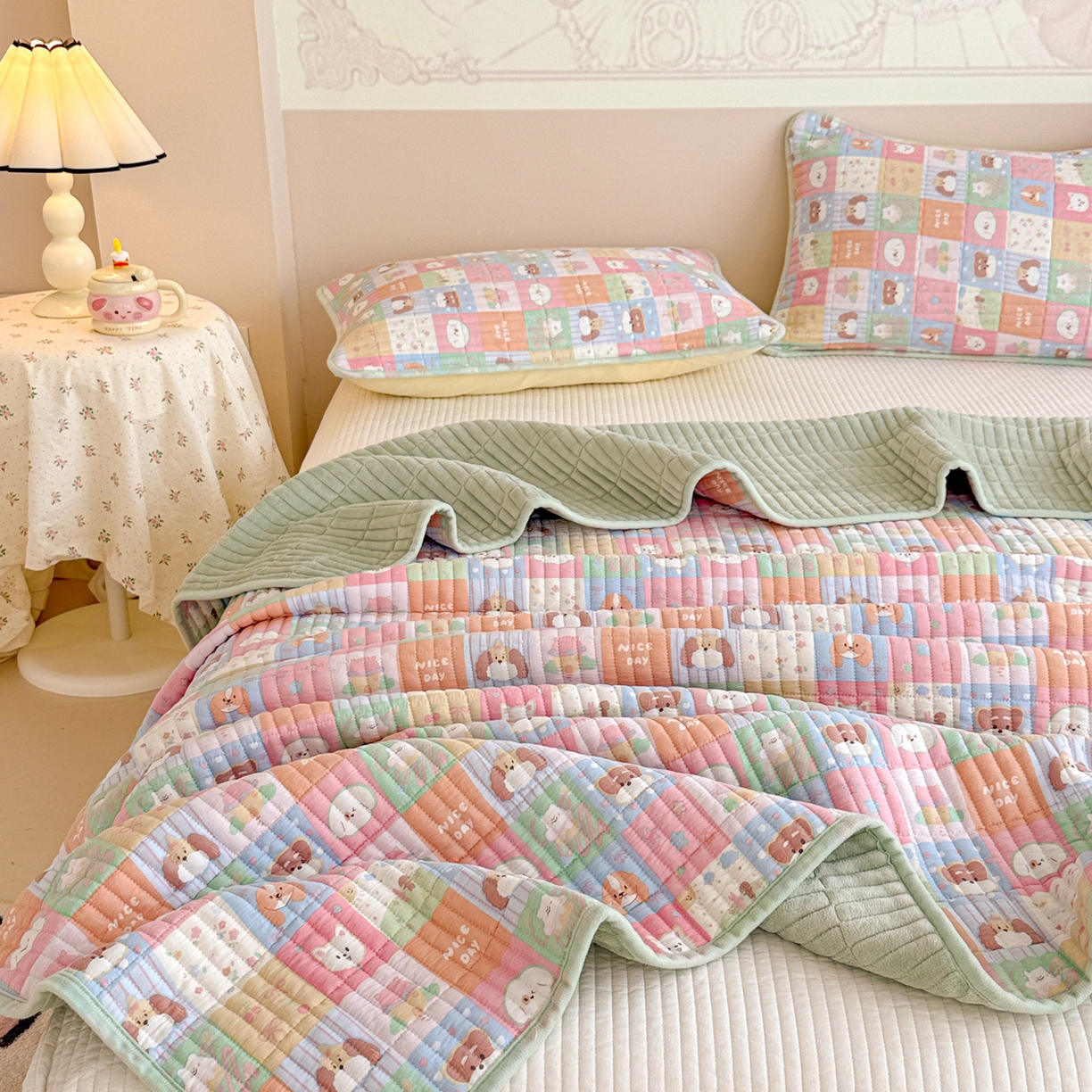 91家纺网 家纺一手货源 找家纺 妮可 2025新款跑量款全棉双层纱绒四季可用床盖系列 元气萌宠