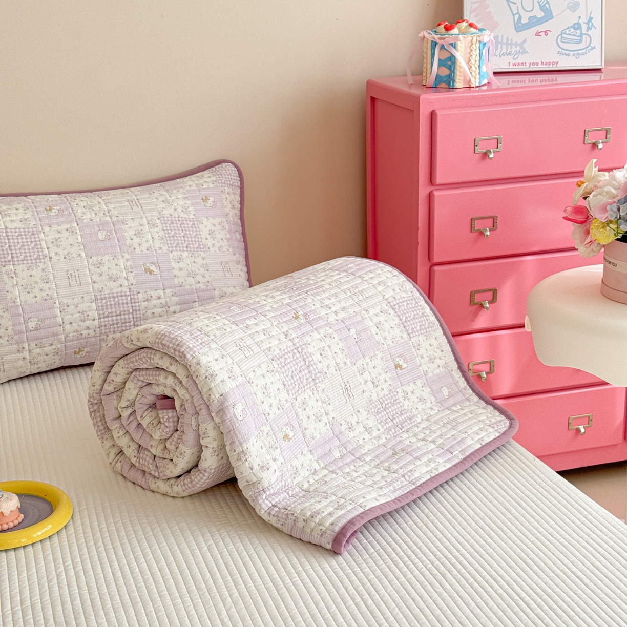 91家纺网 家纺一手货源 找家纺 妮可 2025新款跑量款全棉双层纱绒四季可用床盖系列 芋泥奶霜