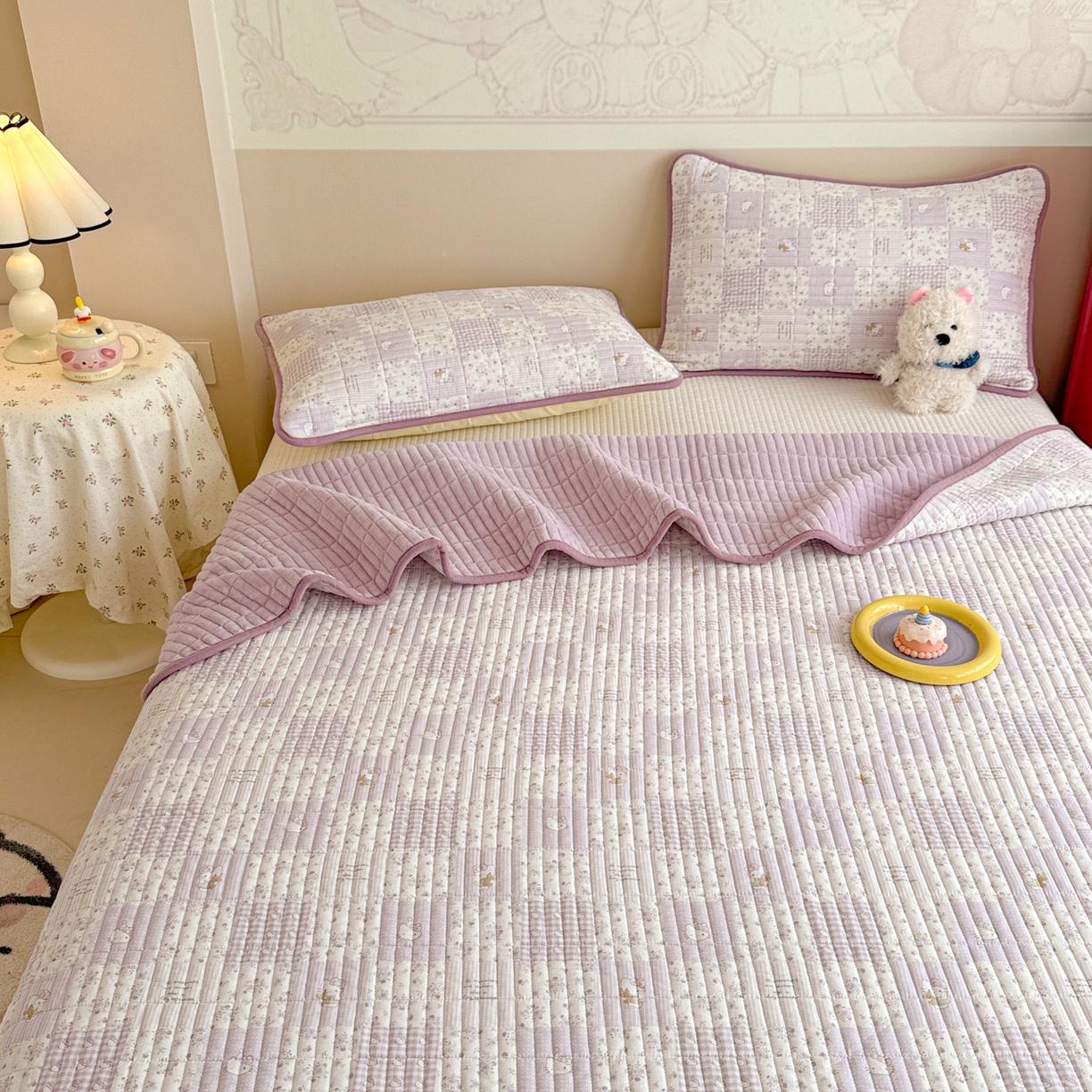 91家纺网 家纺一手货源 找家纺 妮可 2025新款跑量款全棉双层纱绒四季可用床盖系列 芋泥奶霜