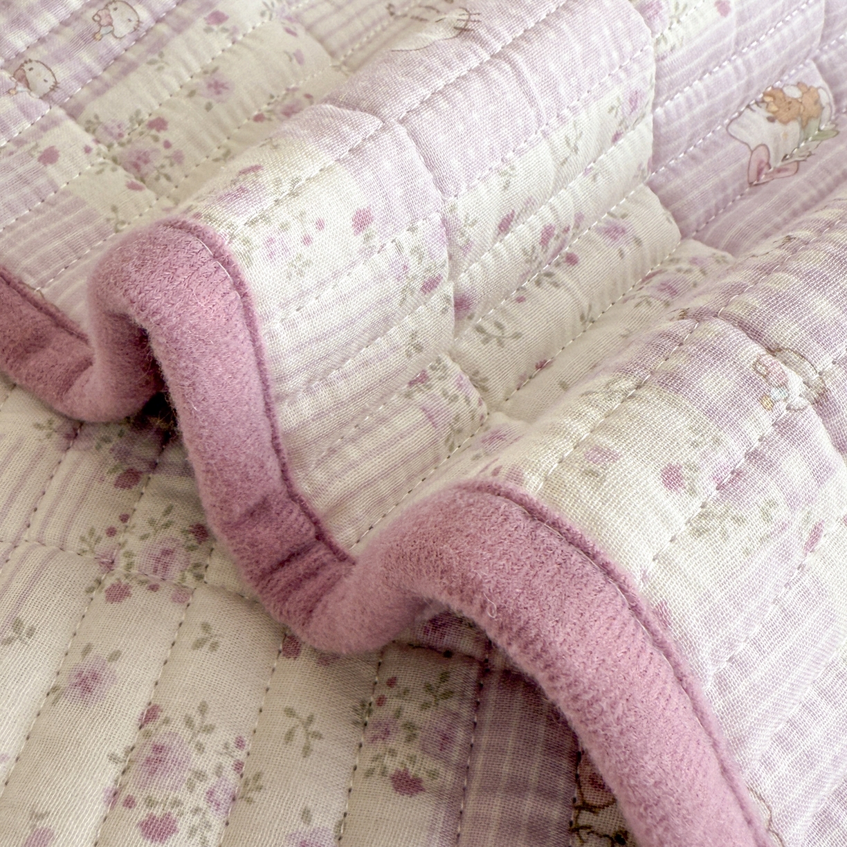 91家纺网 家纺一手货源 找家纺 妮可 2025新款跑量款全棉双层纱绒四季可用床盖系列 芋泥奶霜