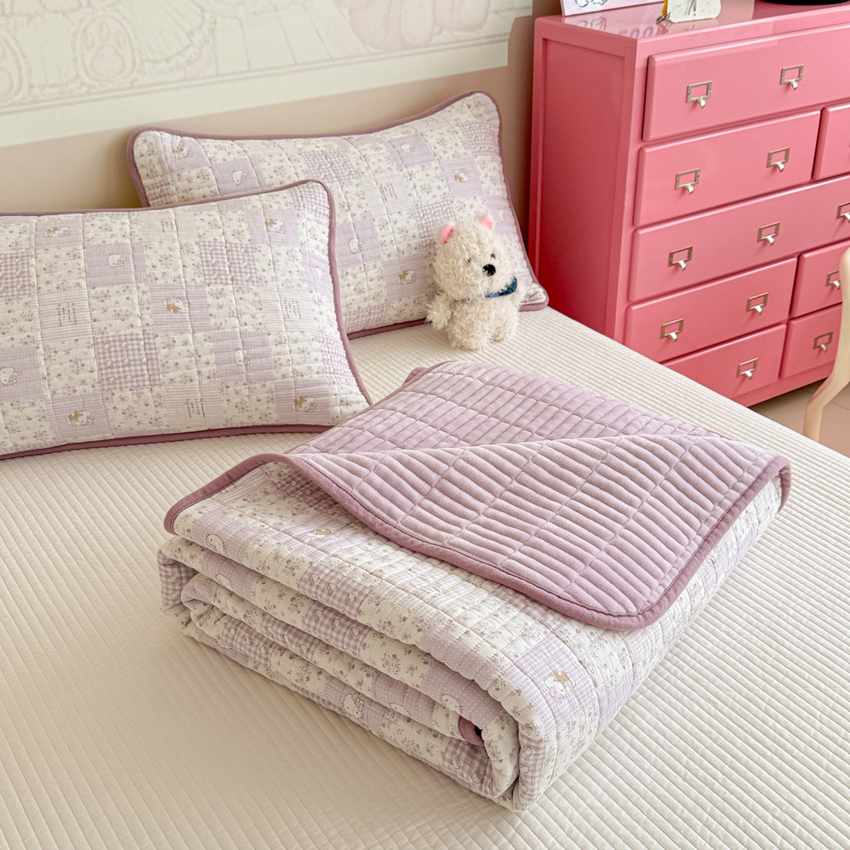 91家纺网 家纺一手货源 找家纺 妮可 2025新款跑量款全棉双层纱绒四季可用床盖系列 芋泥奶霜