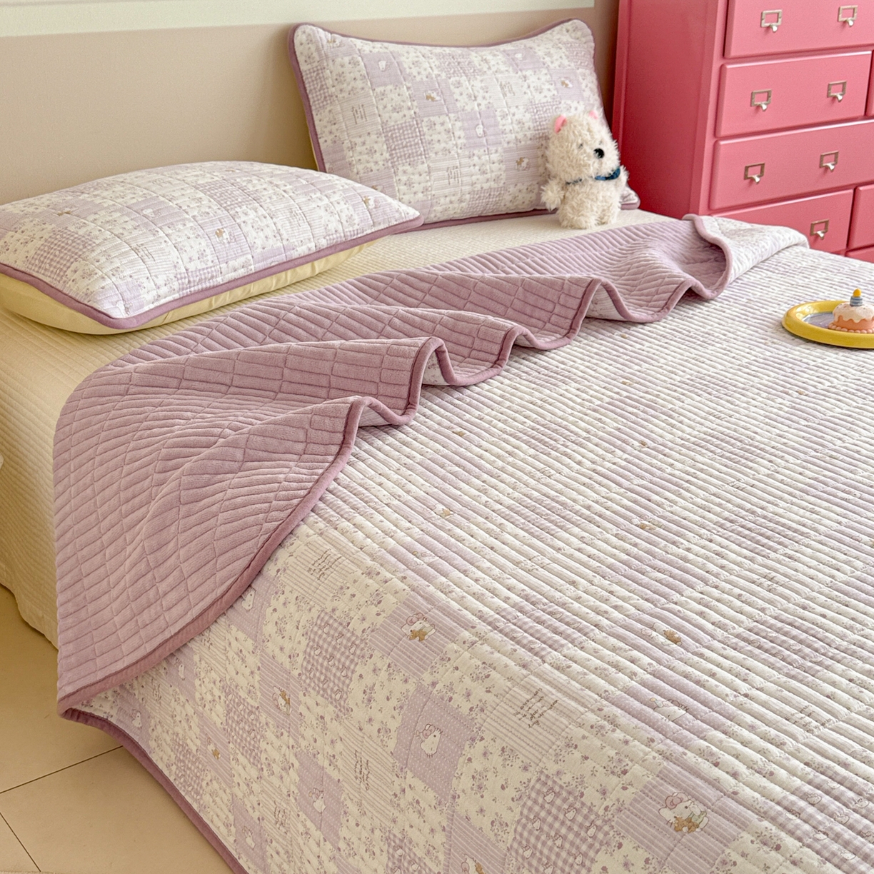 91家纺网 家纺一手货源 找家纺 妮可 2025新款跑量款全棉双层纱绒四季可用床盖系列 芋泥奶霜