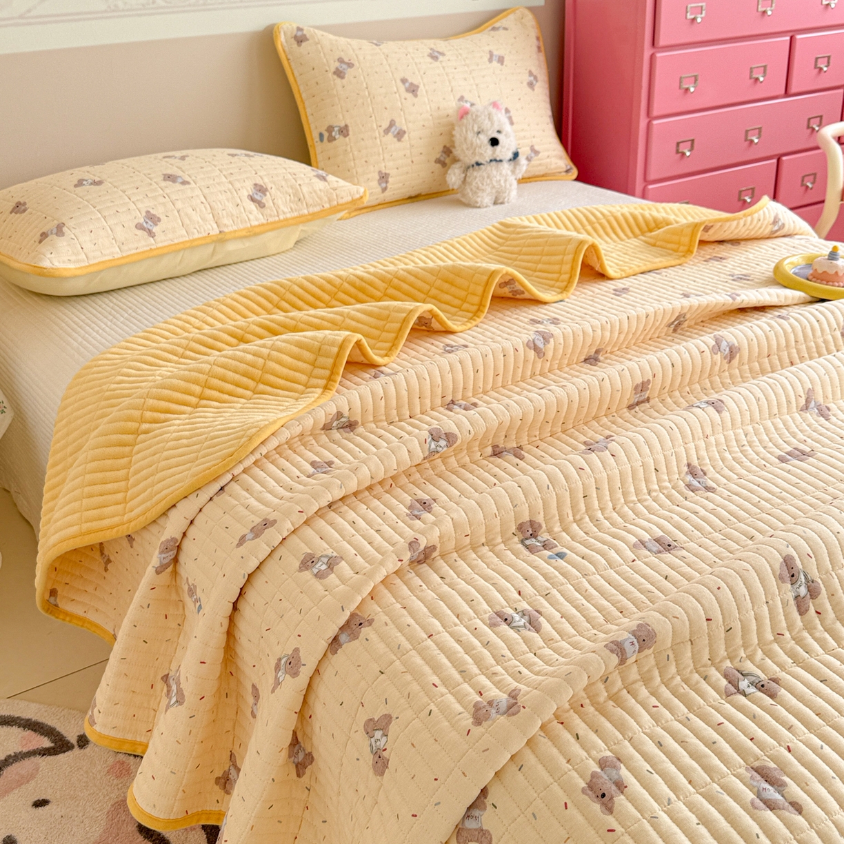 91家纺网 家纺一手货源 找家纺 妮可 2025新款跑量款全棉双层纱绒四季可用床盖系列 暖阳熊仔