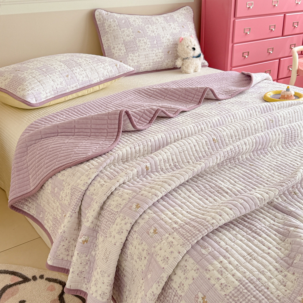 91家纺网 家纺一手货源 找家纺 妮可 2025新款跑量款全棉双层纱绒四季可用床盖系列 芋泥奶霜