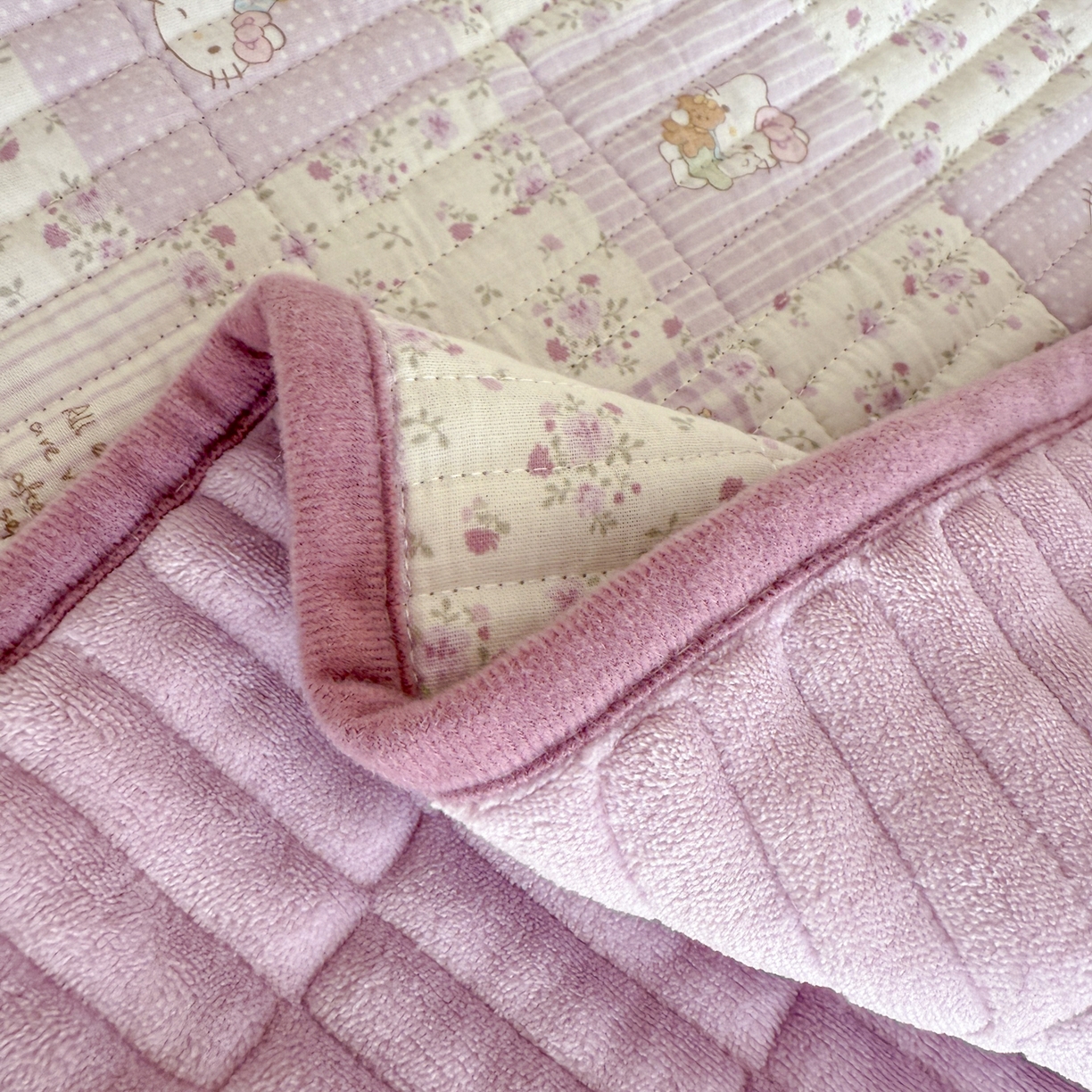 91家纺网 家纺一手货源 找家纺 妮可 2025新款跑量款全棉双层纱绒四季可用床盖系列 芋泥奶霜