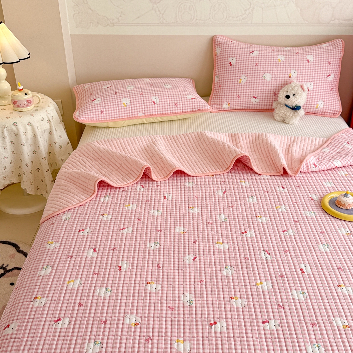 91家纺网 家纺一手货源 找家纺 妮可 2025新款跑量款全棉双层纱绒四季可用床盖系列 甜梦凯蒂