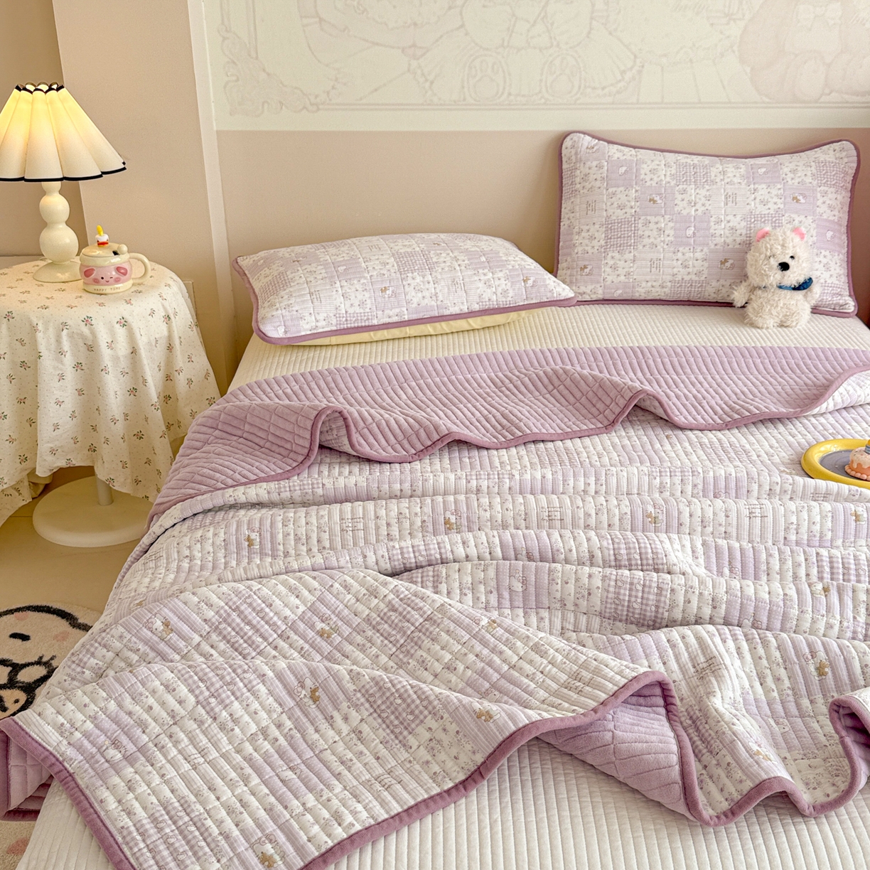 91家纺网 家纺一手货源 找家纺 妮可 2025新款跑量款全棉双层纱绒四季可用床盖系列 芋泥奶霜