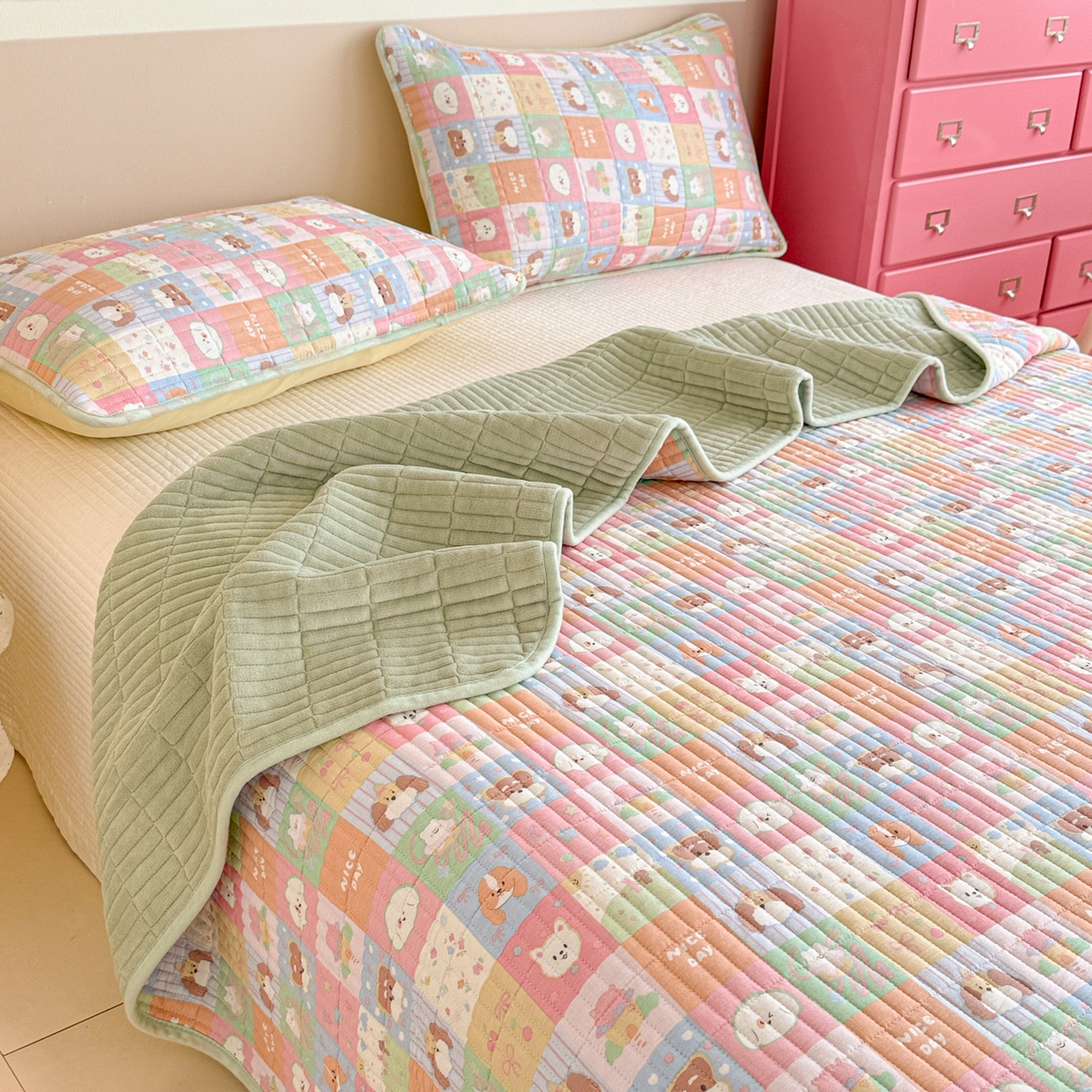 91家纺网 家纺一手货源 找家纺 妮可 2025新款跑量款全棉双层纱绒四季可用床盖系列 元气萌宠