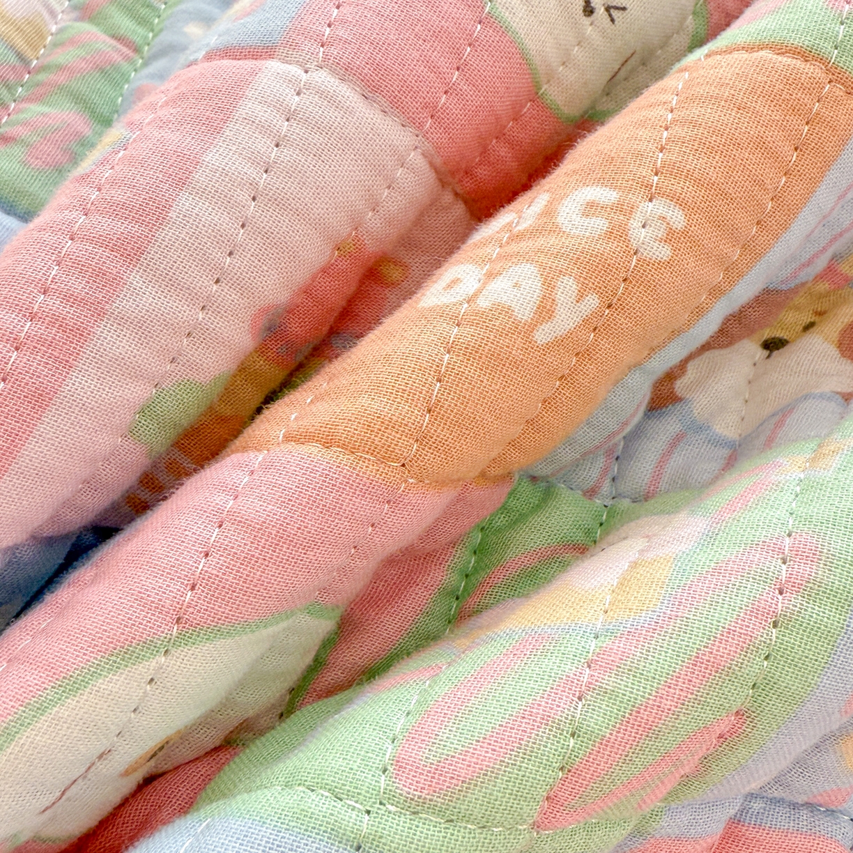 91家纺网 家纺一手货源 找家纺 妮可 2025新款跑量款全棉双层纱绒四季可用床盖系列 元气萌宠