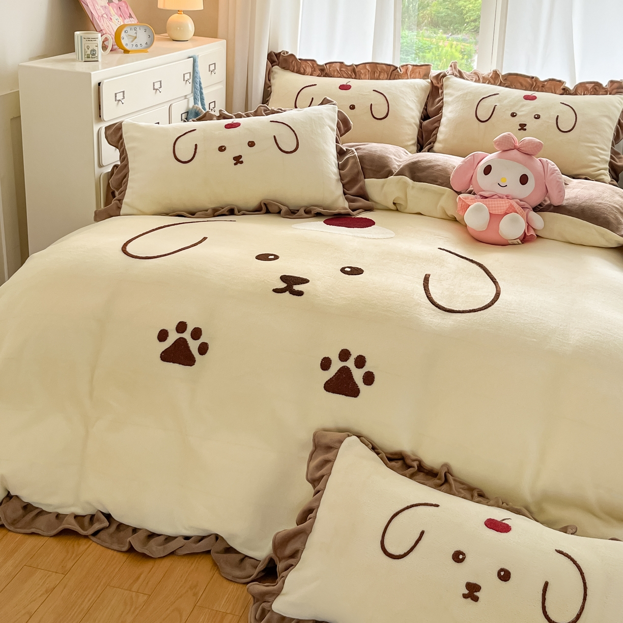 91家纺网 家纺一手货源 找家纺 梦之岛 2025新款高克重大版牛奶绒卡通毛巾绣四件套 可爱狗-浅驼