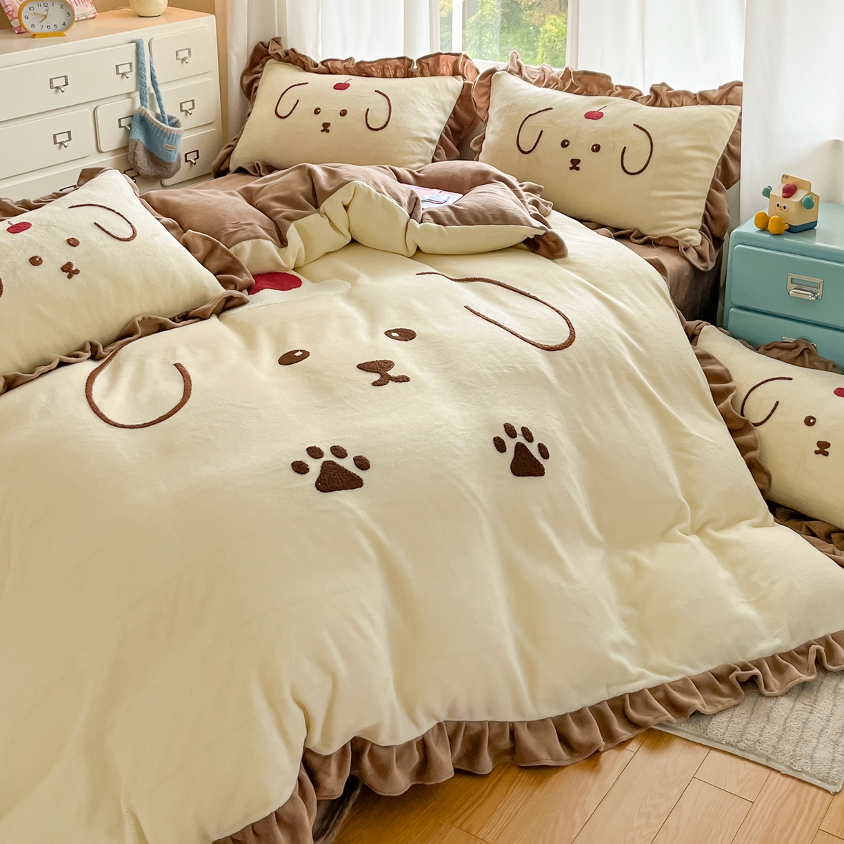 91家纺网 家纺一手货源 找家纺 梦之岛 2025新款高克重大版牛奶绒卡通毛巾绣四件套 可爱狗-浅驼