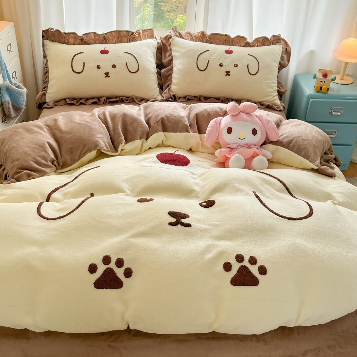 91家纺网 家纺一手货源 找家纺 梦之岛 2025新款高克重大版牛奶绒卡通毛巾绣四件套 可爱狗-浅驼