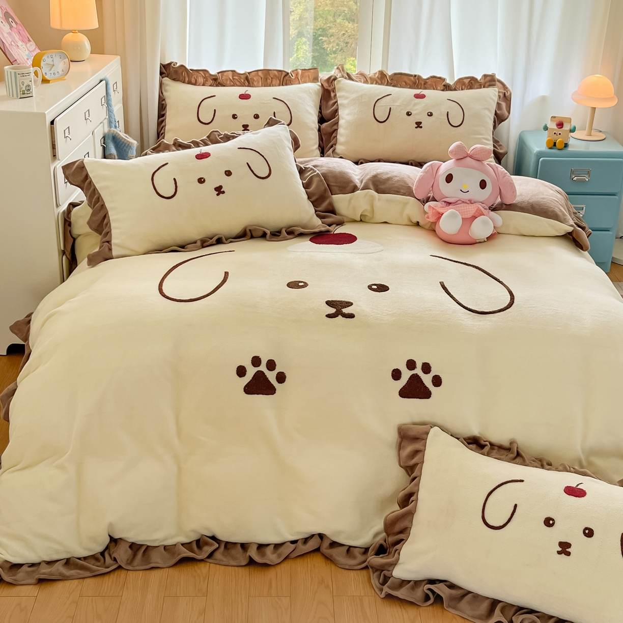 91家纺网 家纺一手货源 找家纺 梦之岛 2025新款高克重大版牛奶绒卡通毛巾绣四件套 可爱狗-浅驼