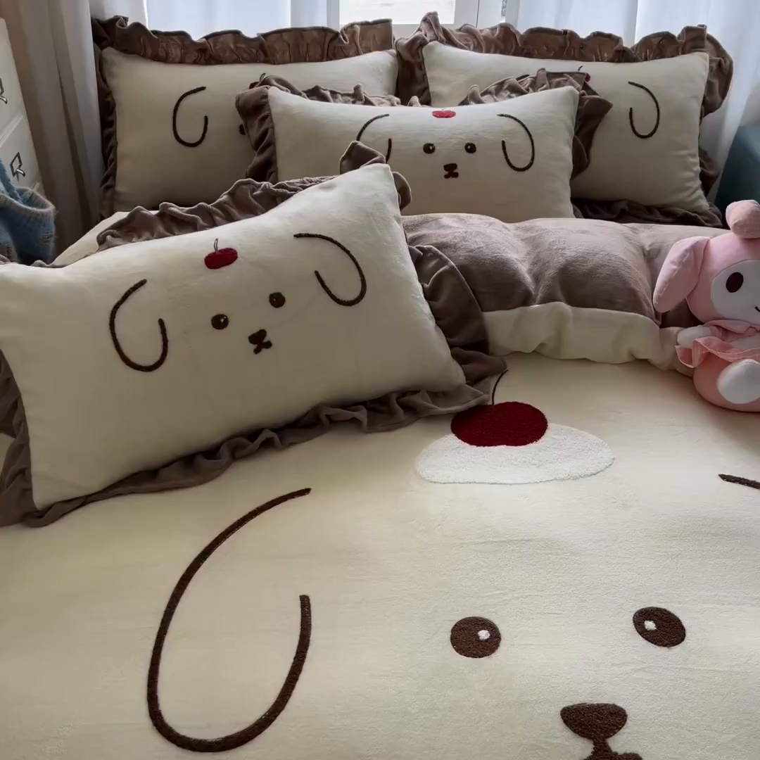 91家纺网 家纺一手货源 找家纺 梦之岛 2025新款高克重大版牛奶绒卡通毛巾绣四件套 可爱狗-浅驼