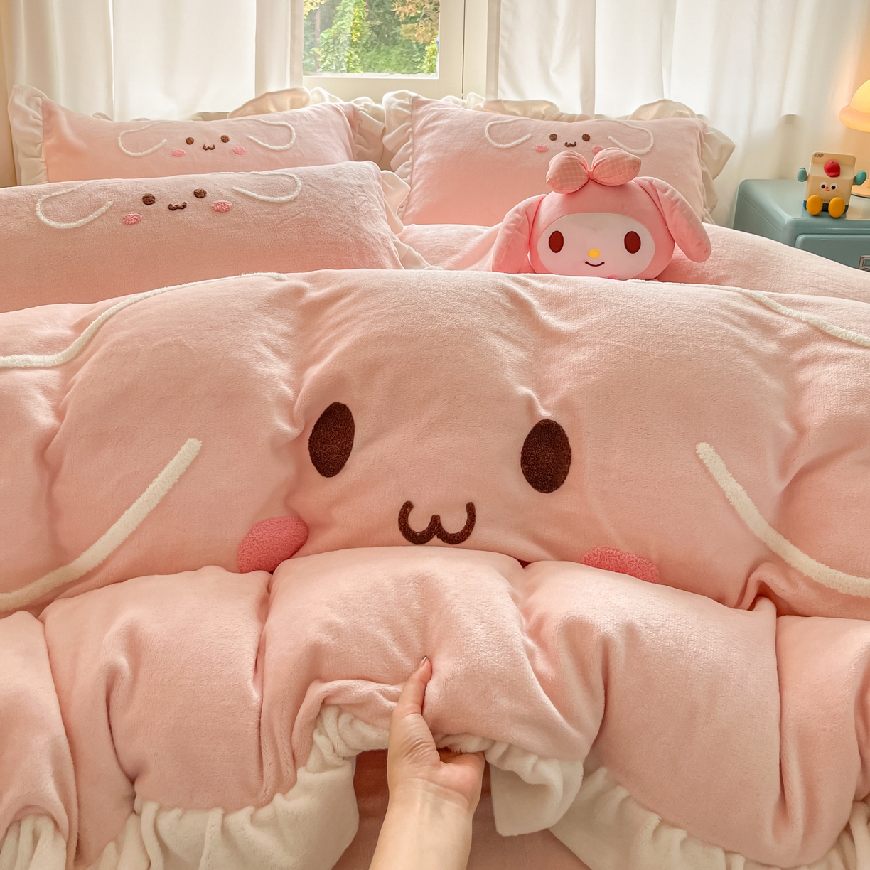 91家纺网 家纺一手货源 找家纺 梦之岛 2025新款高克重大版牛奶绒卡通毛巾绣四件套 幸运兔-粉