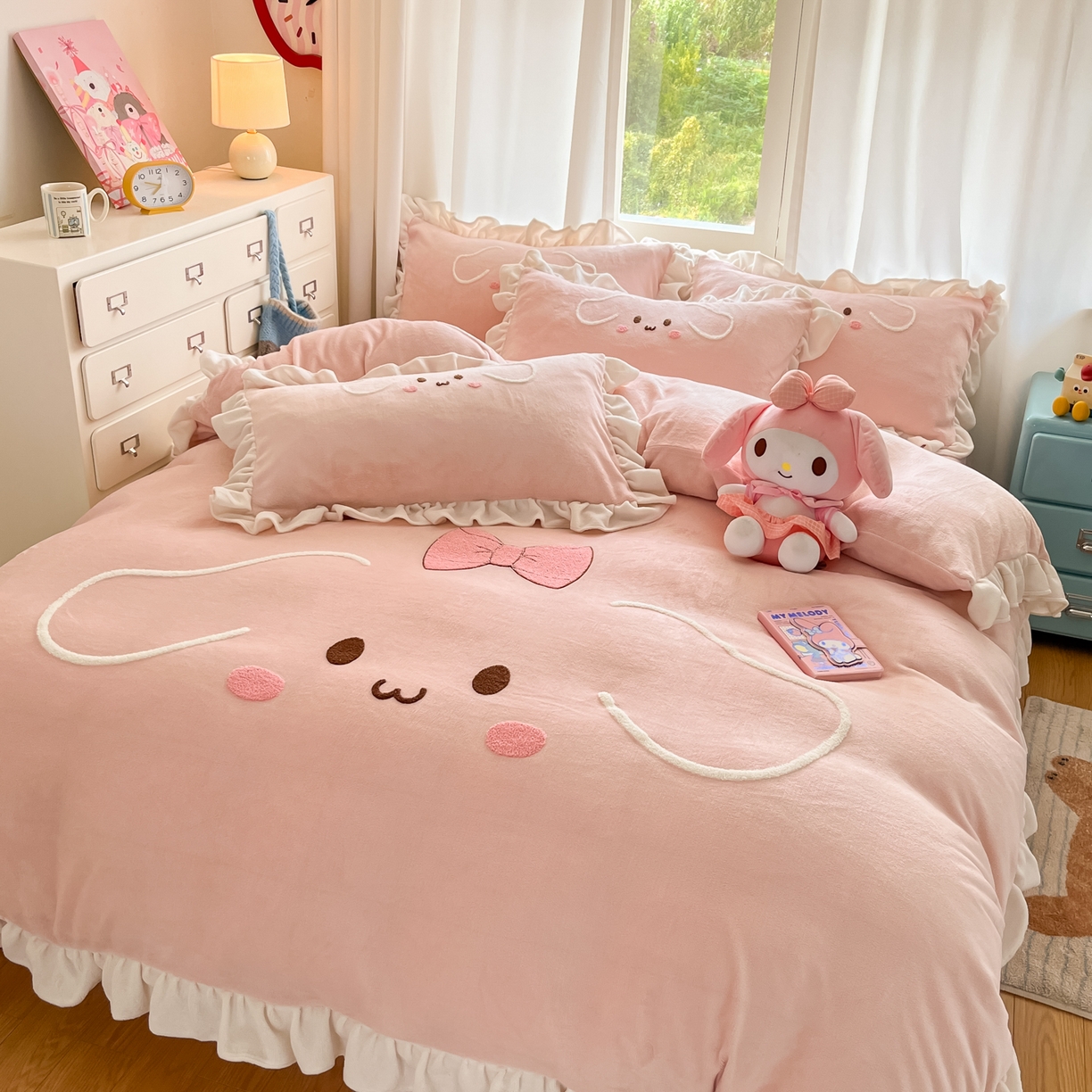 91家纺网 家纺一手货源 找家纺 梦之岛 2025新款高克重大版牛奶绒卡通毛巾绣四件套 幸运兔-粉