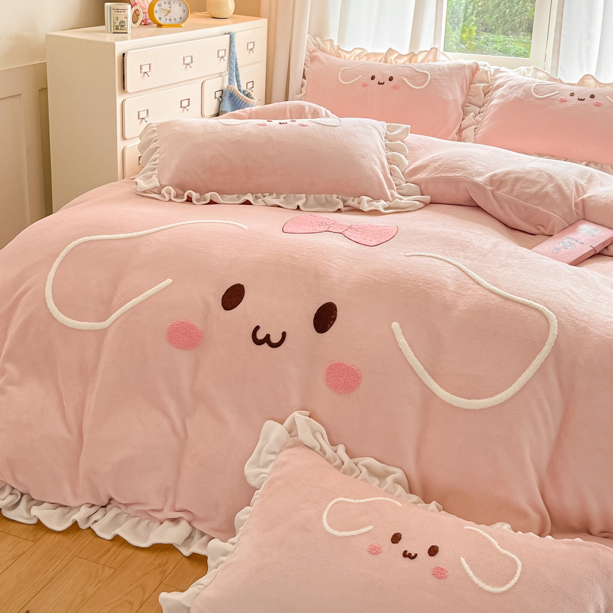 91家纺网 家纺一手货源 找家纺 梦之岛 2025新款高克重大版牛奶绒卡通毛巾绣四件套 幸运兔-粉