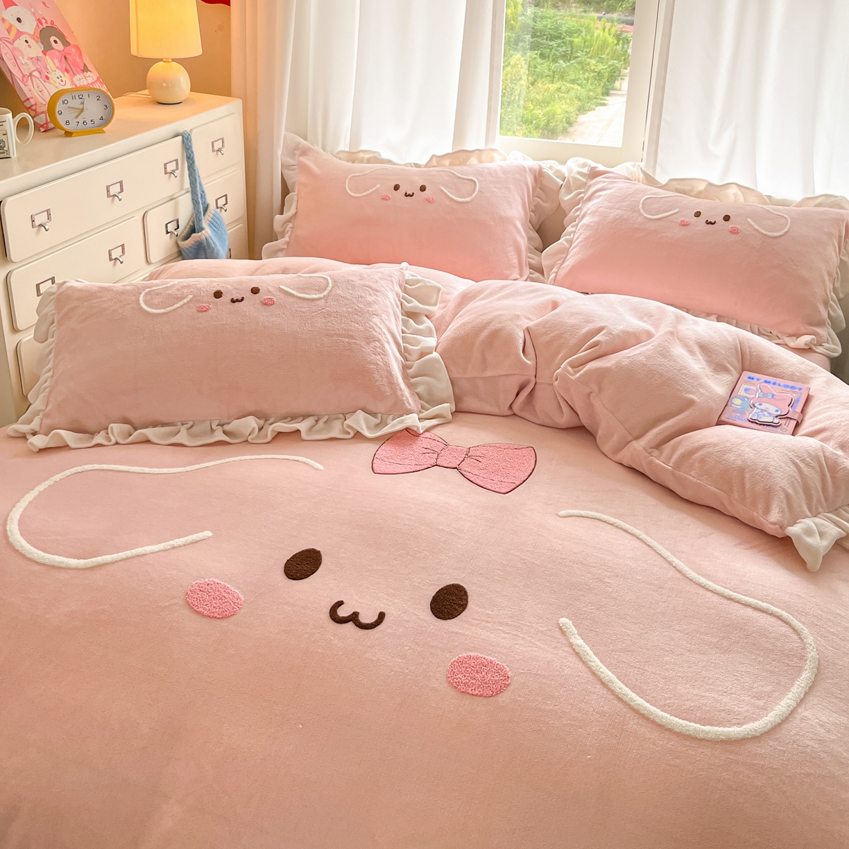 91家纺网 家纺一手货源 找家纺 梦之岛 2025新款高克重大版牛奶绒卡通毛巾绣四件套 幸运兔-粉