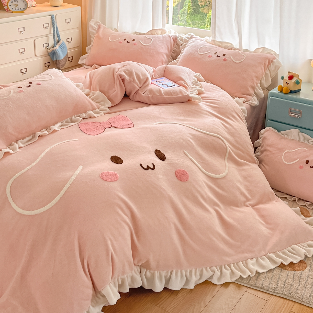 91家纺网 家纺一手货源 找家纺 梦之岛 2025新款高克重大版牛奶绒卡通毛巾绣四件套 幸运兔-粉