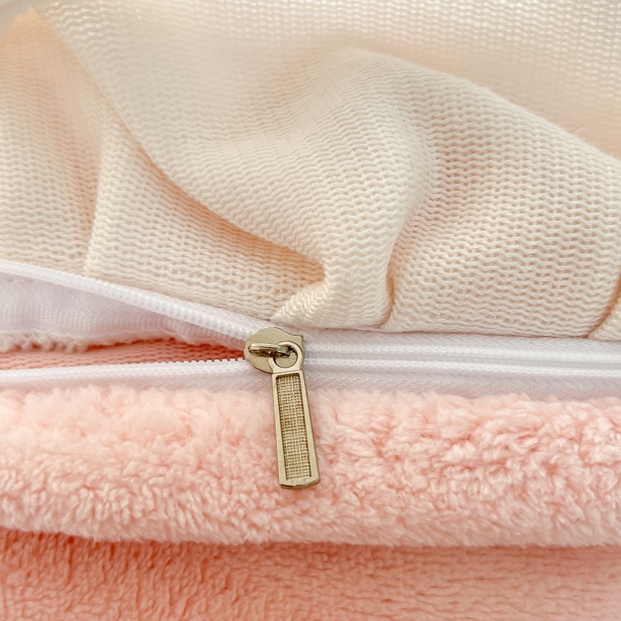 91家纺网 家纺一手货源 找家纺 梦之岛 2025新款高克重大版牛奶绒卡通毛巾绣四件套 幸运兔-粉