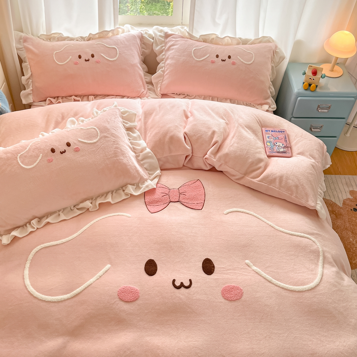 91家纺网 家纺一手货源 找家纺 梦之岛 2025新款高克重大版牛奶绒卡通毛巾绣四件套 幸运兔-粉