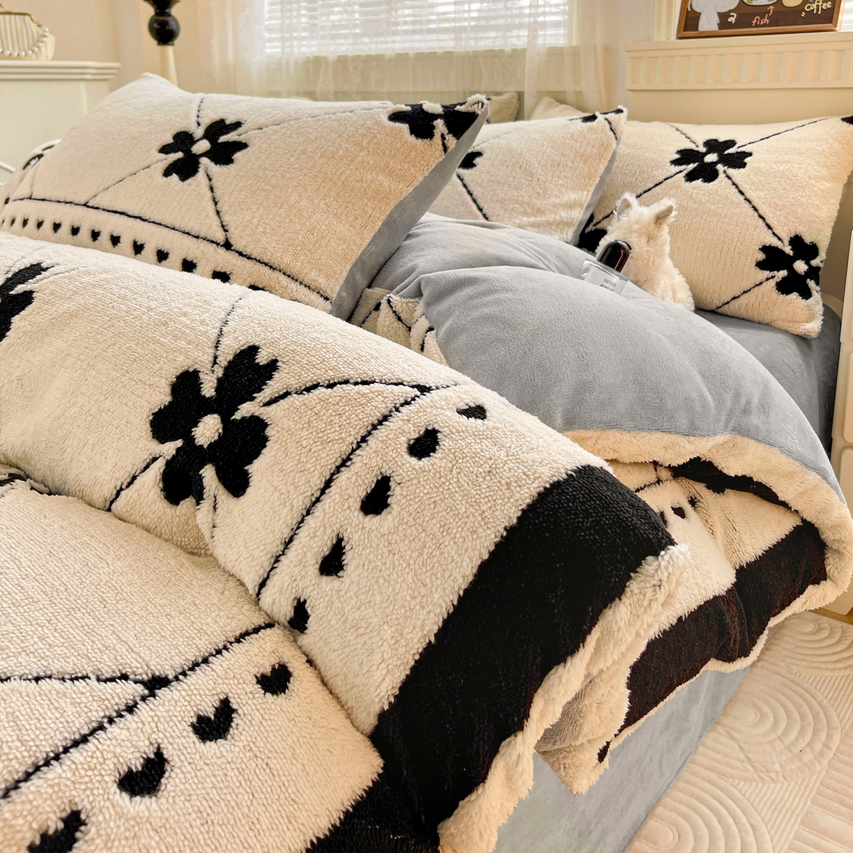 91家纺网 家纺一手货源 找家纺 梦之岛 2025新款高克重阳离子大提花印花牛奶绒四件套 四叶草