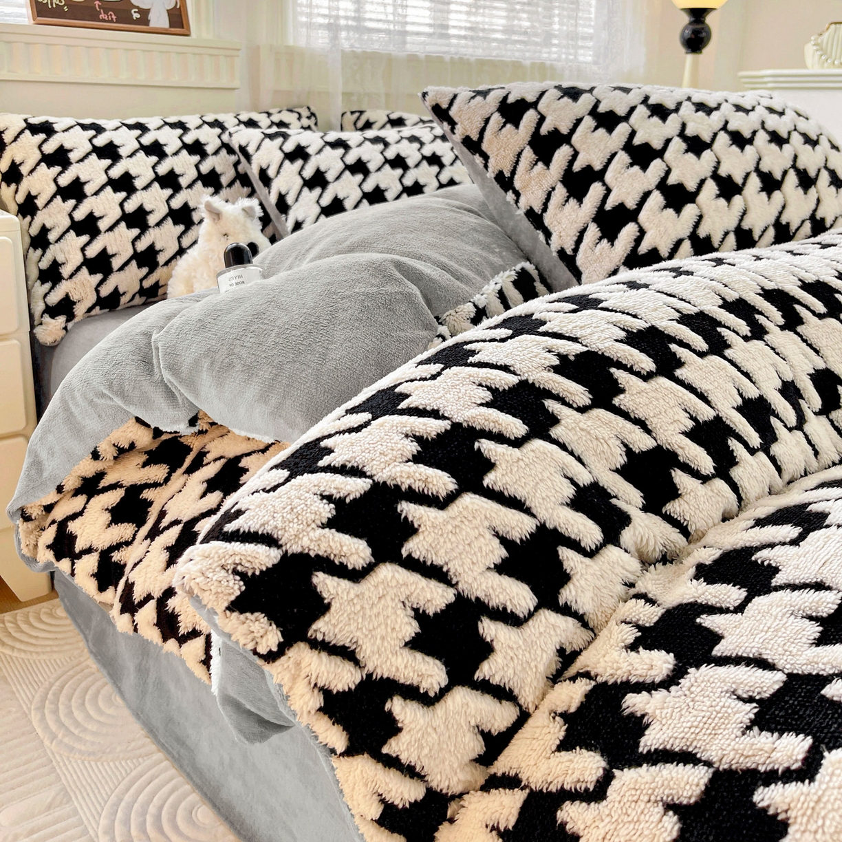 91家纺网 家纺一手货源 找家纺 梦之岛 2025新款高克重阳离子大提花印花牛奶绒四件套 千鸟格