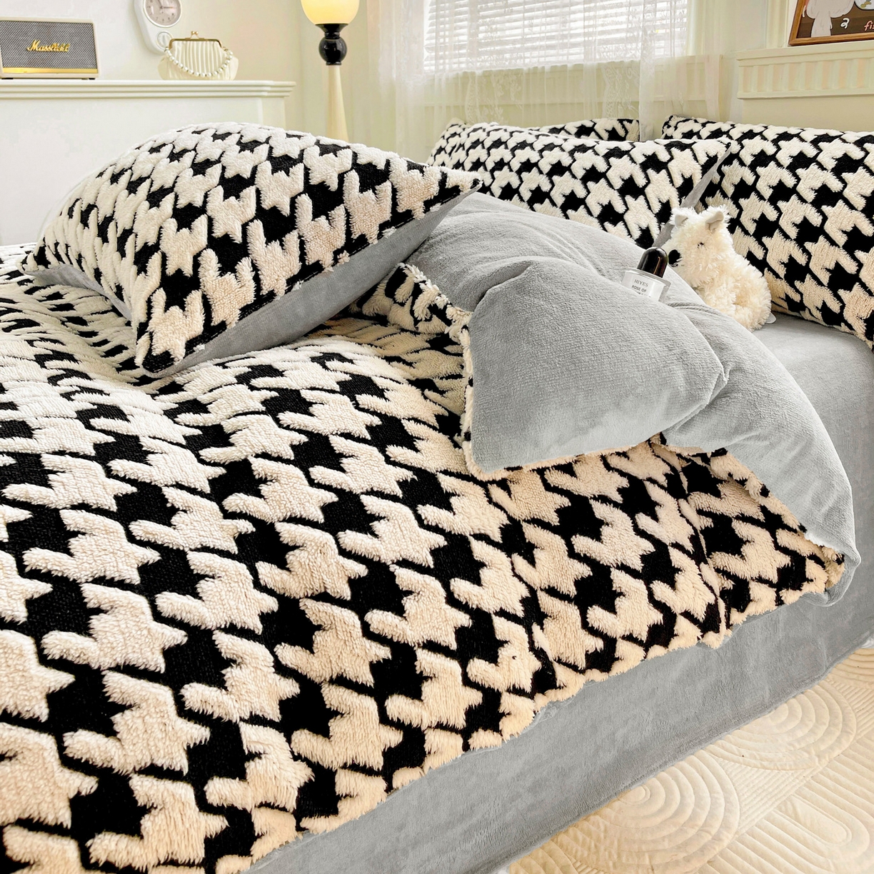 91家纺网 家纺一手货源 找家纺 梦之岛 2025新款高克重阳离子大提花印花牛奶绒四件套 千鸟格