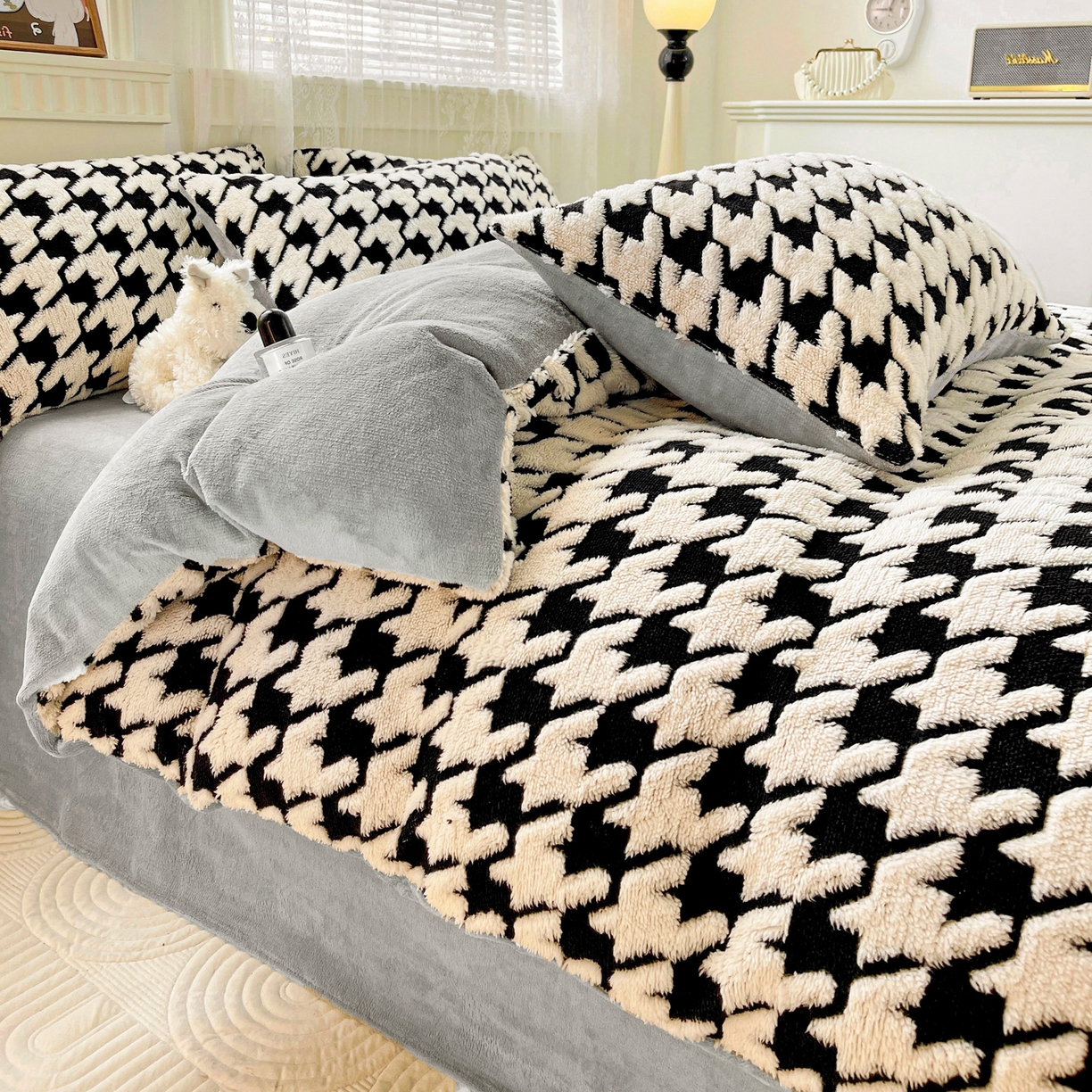 91家纺网 家纺一手货源 找家纺 梦之岛 2025新款高克重阳离子大提花印花牛奶绒四件套 千鸟格