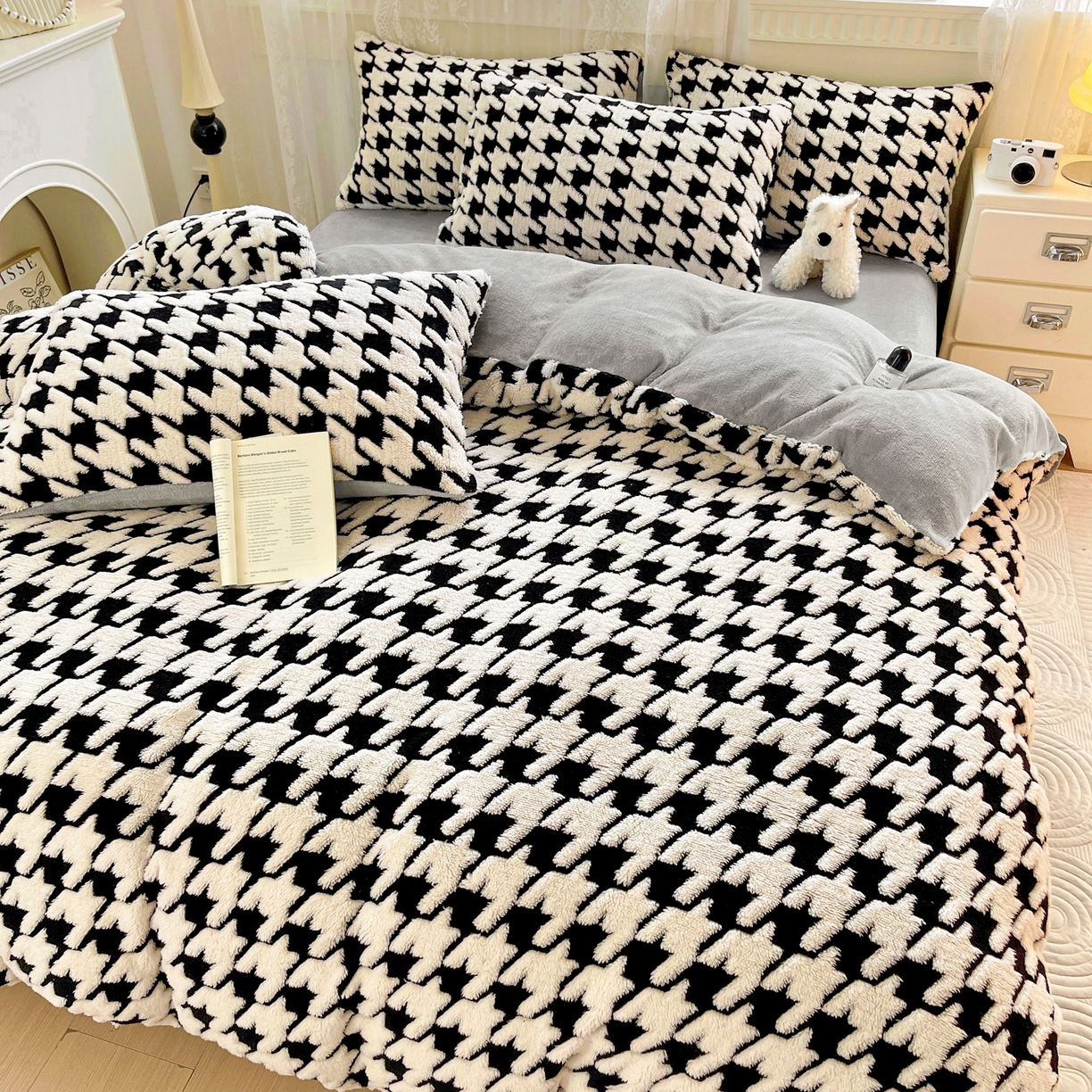 91家纺网 家纺一手货源 找家纺 梦之岛 2025新款高克重阳离子大提花印花牛奶绒四件套 千鸟格