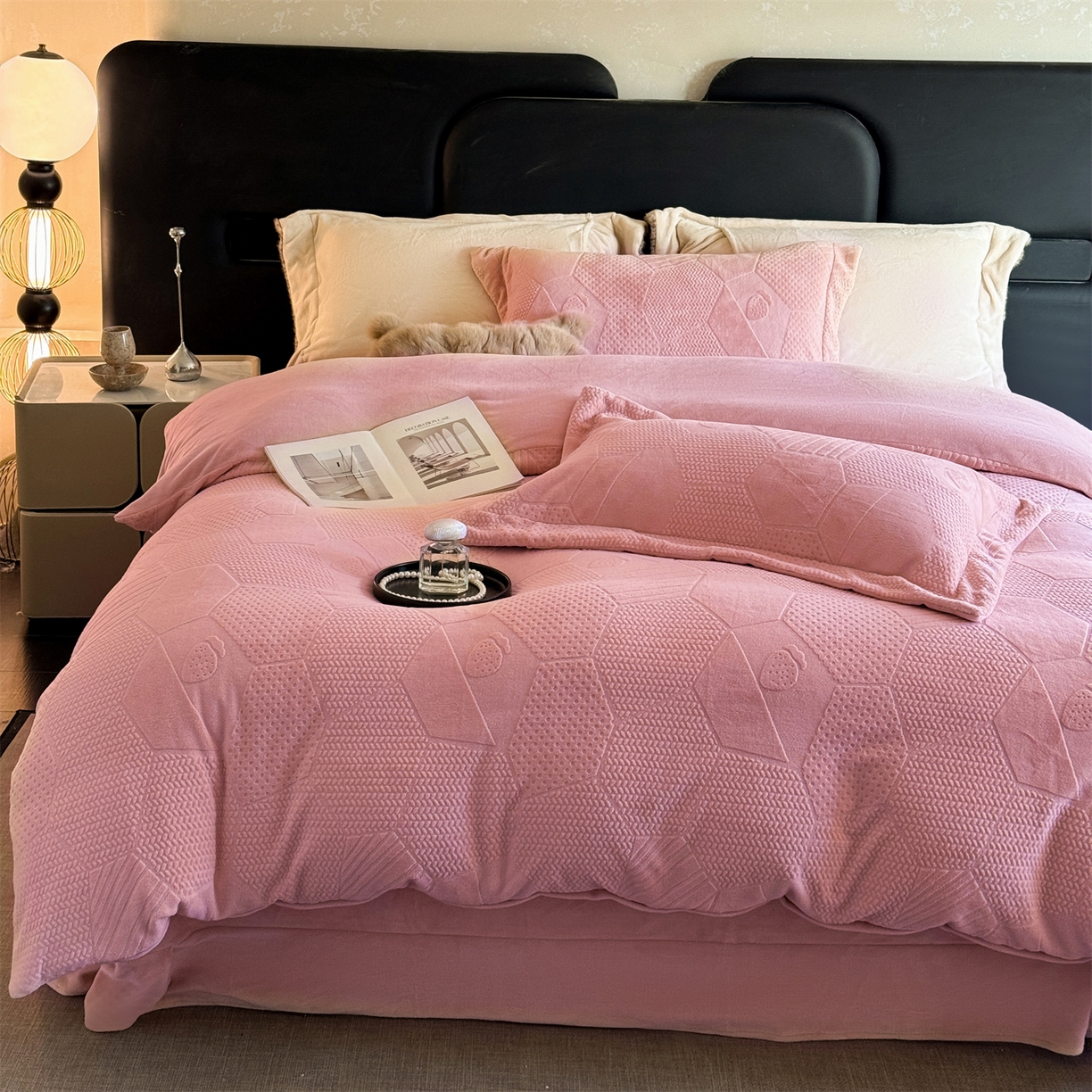 91家纺网 家纺一手货源 找家纺 （总）芯丝路枕业 2025新款牛奶绒四件套-水立方系列