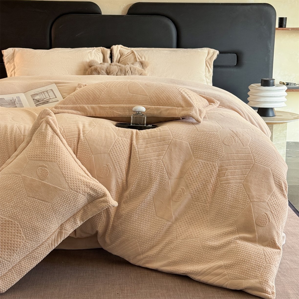 91家纺网 家纺一手货源 找家纺 （总）芯丝路枕业 2025新款牛奶绒四件套-水立方系列