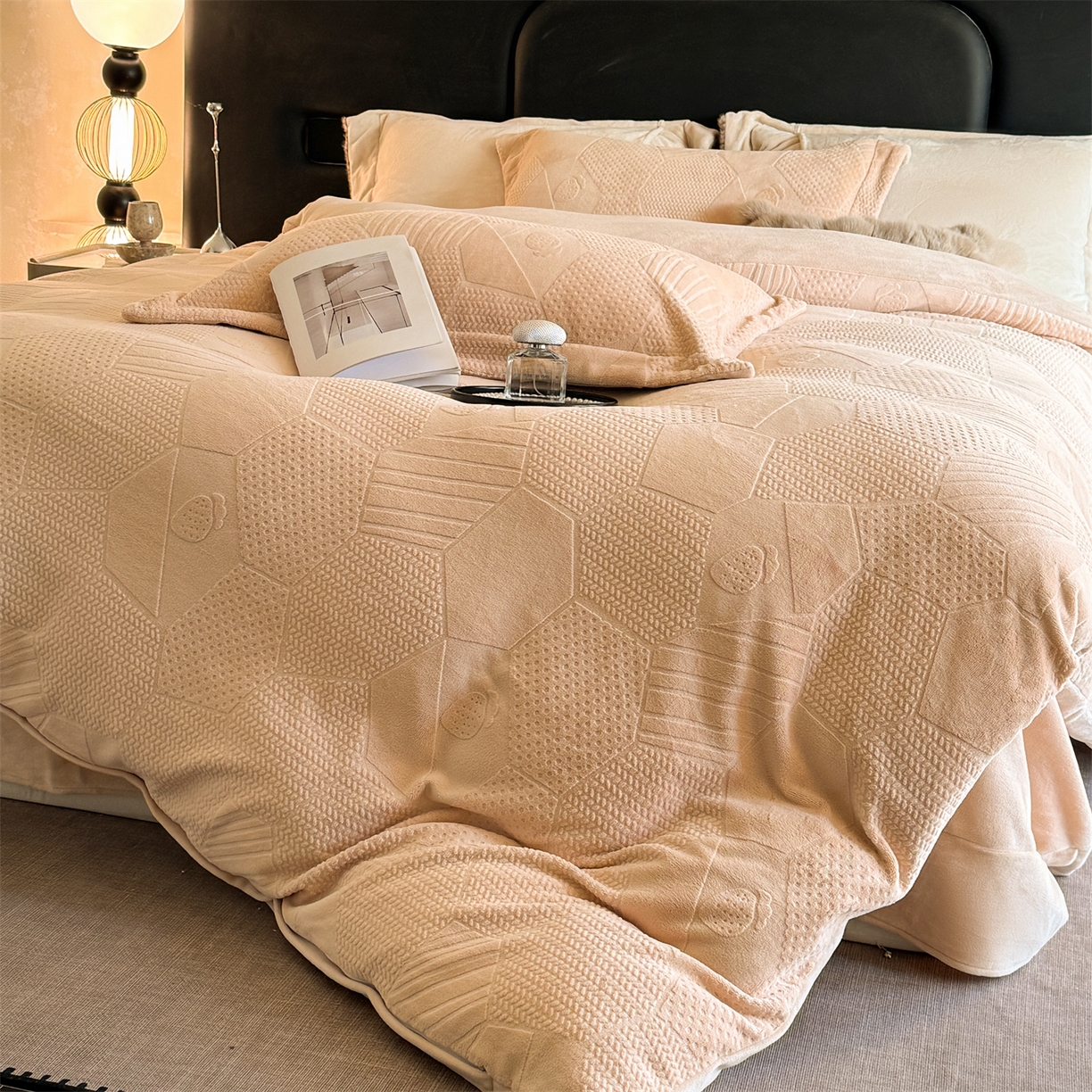 91家纺网 家纺一手货源 找家纺 （总）芯丝路枕业 2025新款牛奶绒四件套-水立方系列