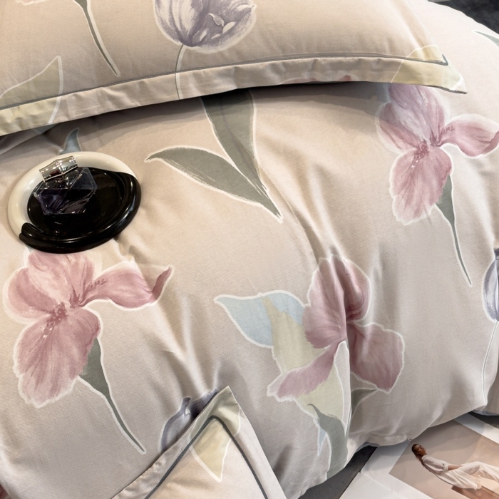 91家纺网 家纺一手货源 找家纺 雲归梦 2025新款全棉火山磨毛精梳棉生态磨毛纯棉四件套 轻盈花语豆沙