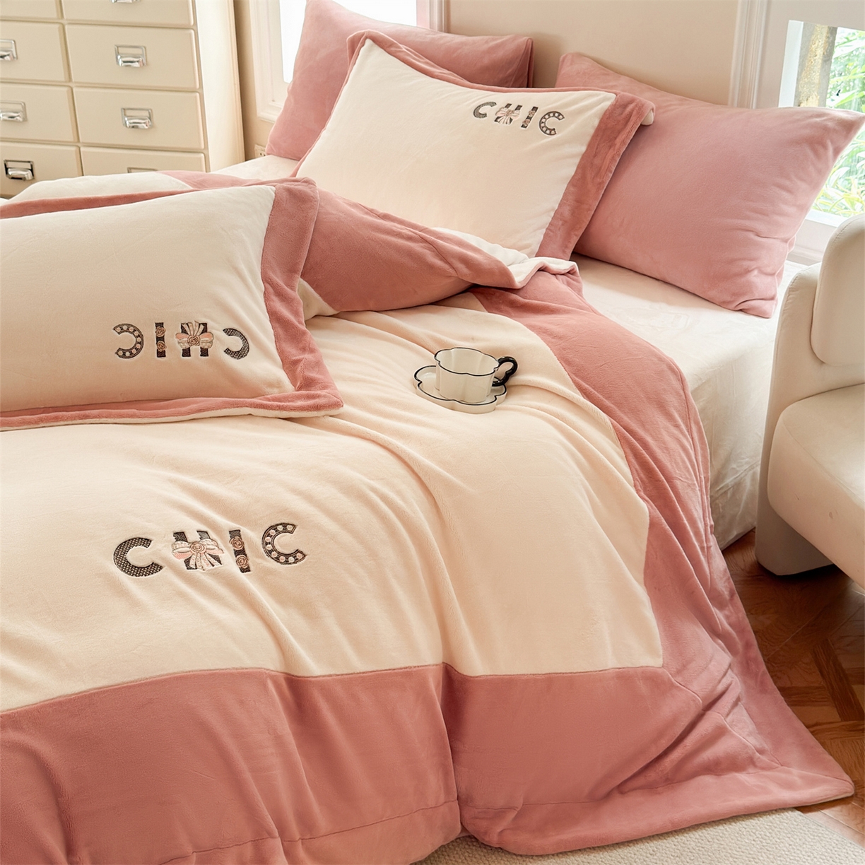 91家纺网 家纺一手货源 找家纺 （总）芯丝路枕业  2025新款蚕丝绒四件套-CHIC系列