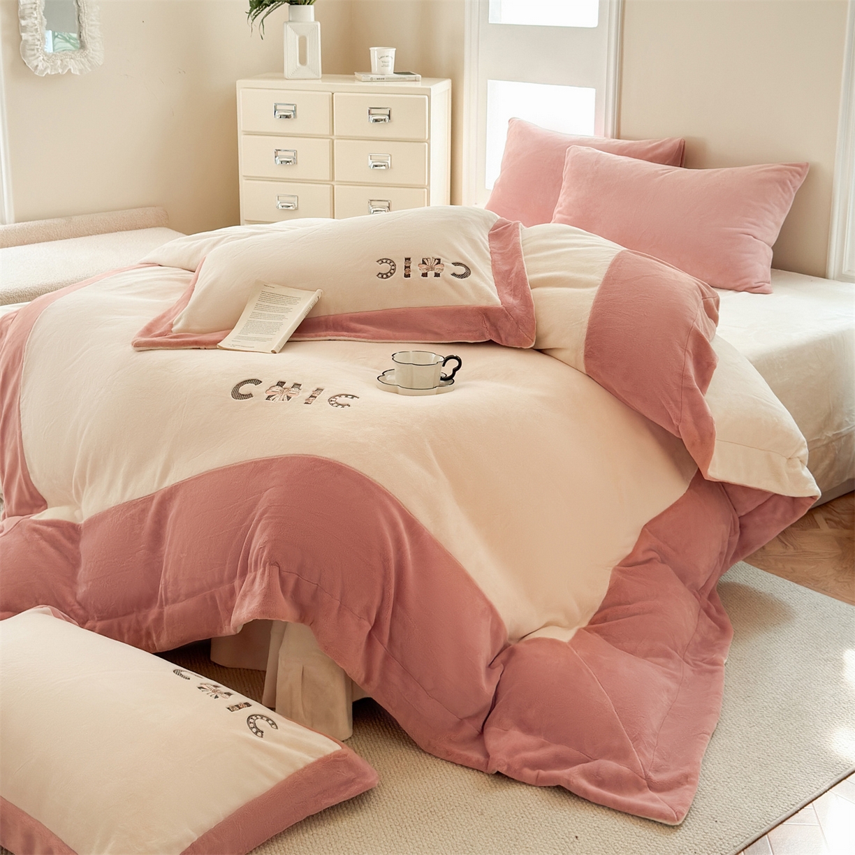 91家纺网 家纺一手货源 找家纺 （总）芯丝路枕业  2025新款蚕丝绒四件套-CHIC系列