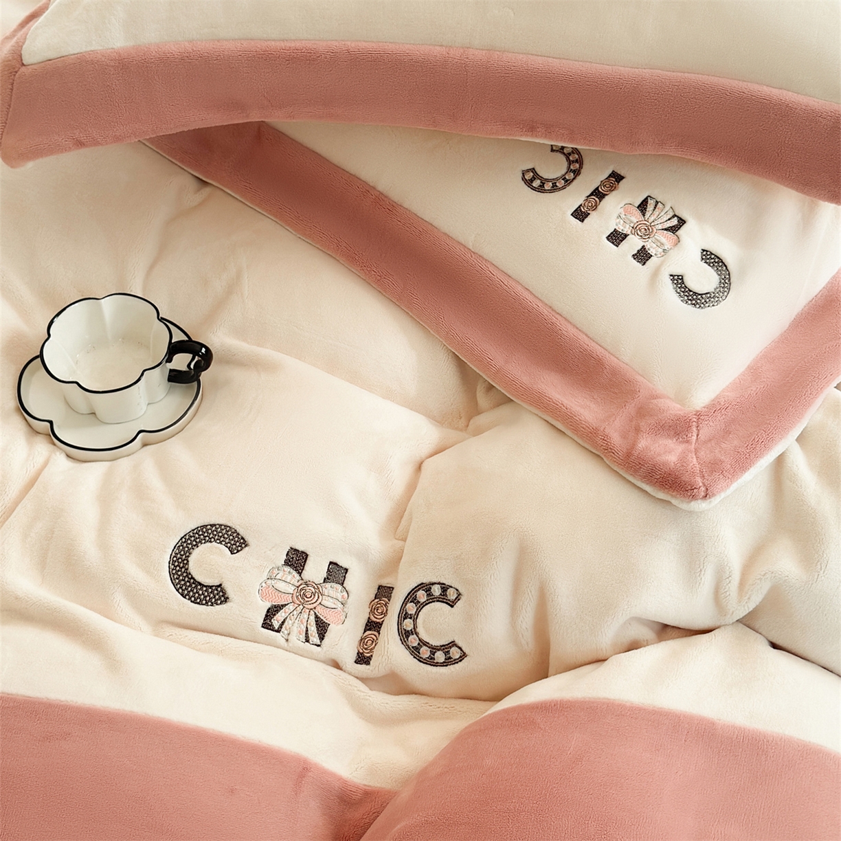 91家纺网 家纺一手货源 找家纺 （总）芯丝路枕业  2025新款蚕丝绒四件套-CHIC系列