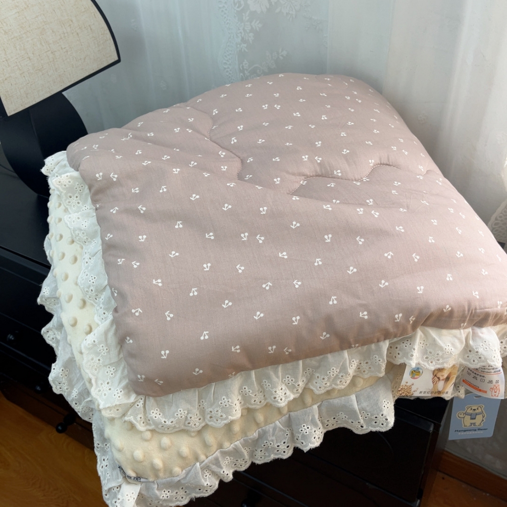 91家纺网 家纺一手货源 找家纺 暖居 2025新款纯棉花边款春秋豆豆被四季通用 音符樱桃