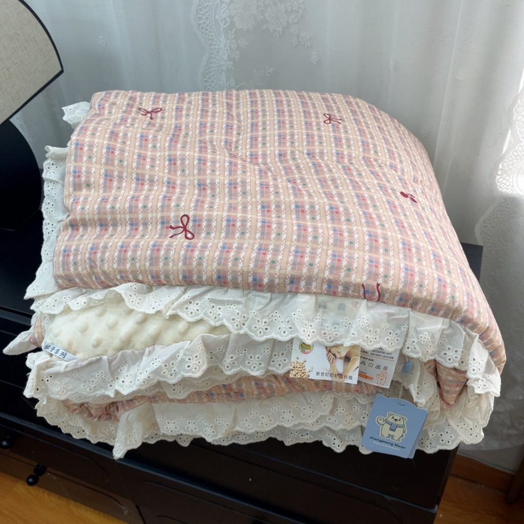 91家纺网 家纺一手货源 找家纺 暖居 2025新款纯棉花边款春秋豆豆被四季通用 时尚小香