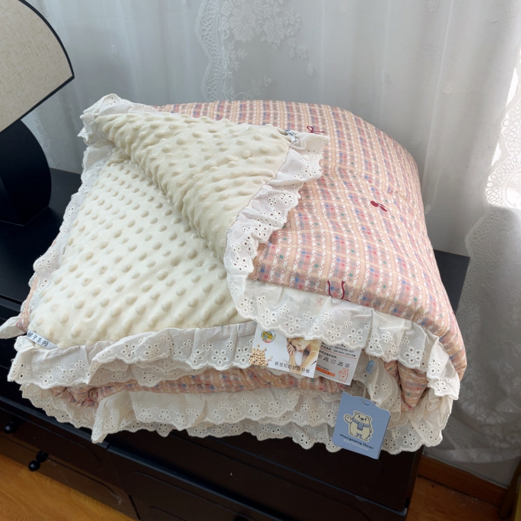 91家纺网 家纺一手货源 找家纺 暖居 2025新款纯棉花边款春秋豆豆被四季通用 时尚小香