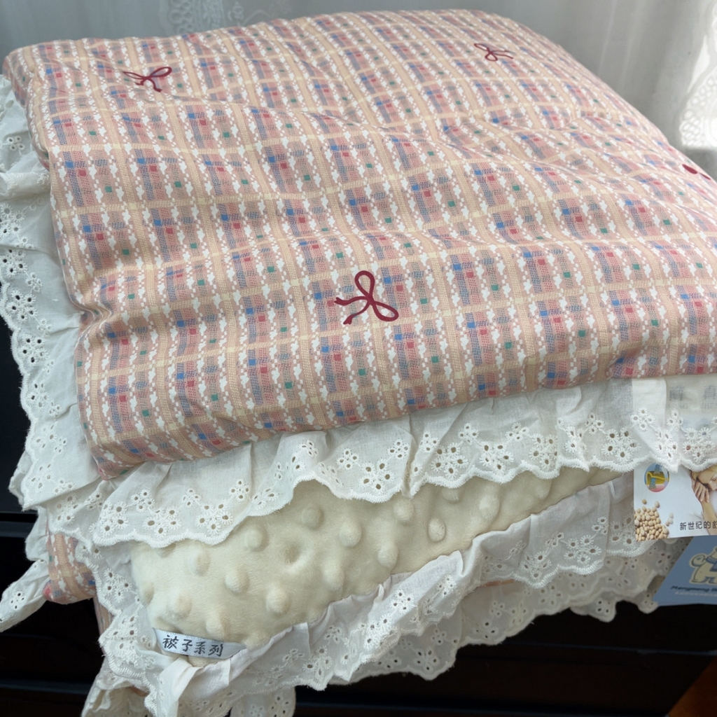 91家纺网 家纺一手货源 找家纺 暖居 2025新款纯棉花边款春秋豆豆被四季通用 时尚小香