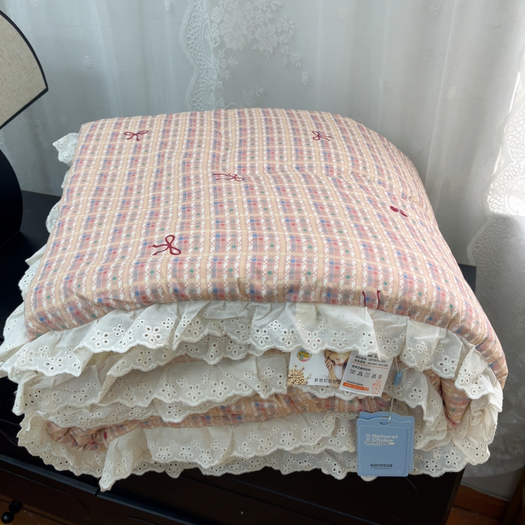 91家纺网 家纺一手货源 找家纺 暖居 2025新款纯棉花边款春秋豆豆被四季通用 时尚小香