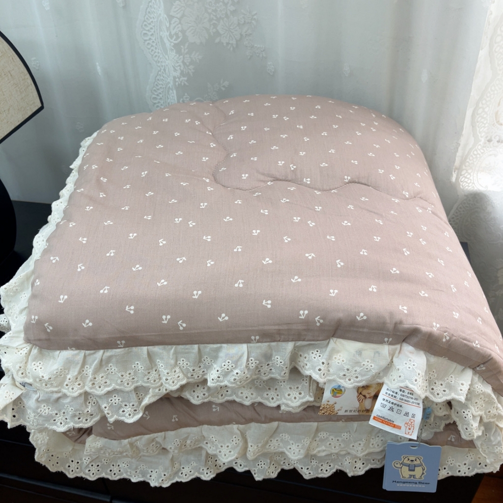 91家纺网 家纺一手货源 找家纺 暖居 2025新款纯棉花边款春秋豆豆被四季通用 音符樱桃